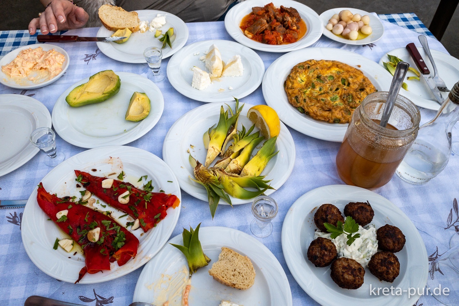 Taverna Sigelakis - a selection of mezedes in the style of the house... <3